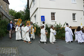 Fronleichnamsprozession durch die Straßen von Naumburg (Foto: Karl-Franz Thiede)